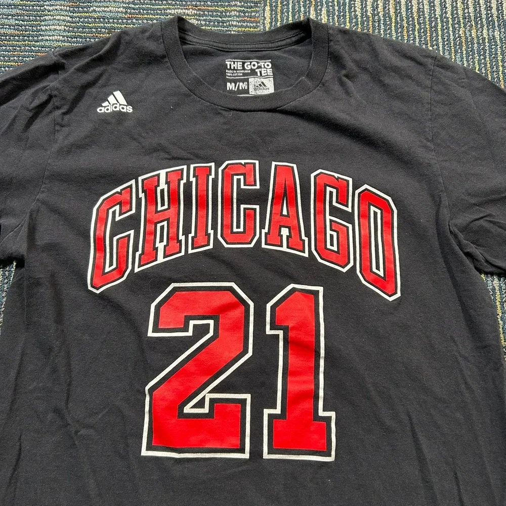 Adidas T-Shirt Medium Black Chicago Bulls Jimmy Butler 21 NBA Graphic Tee